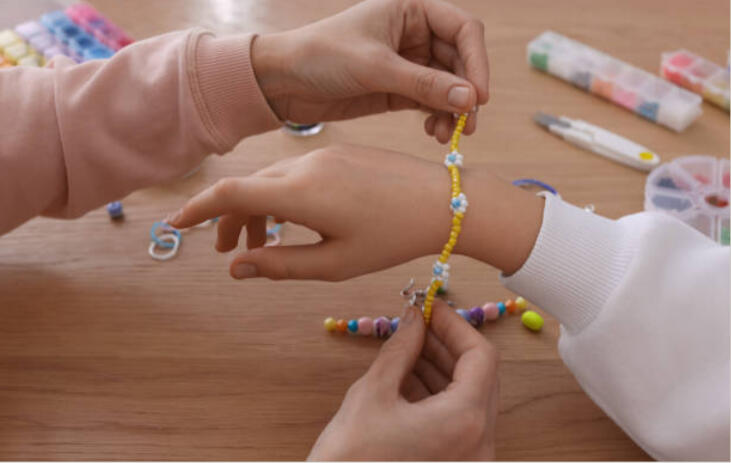 Un recuerdo lleno de cariño y color. Incluye: Kit de mostacillas, hilo elástico, dijes decorativos y bolsita para guardar Edad sugerida: 6 años en adelante Duración: 30-45 minutos Extras opcionales: Cartita de “Hecho con amor”