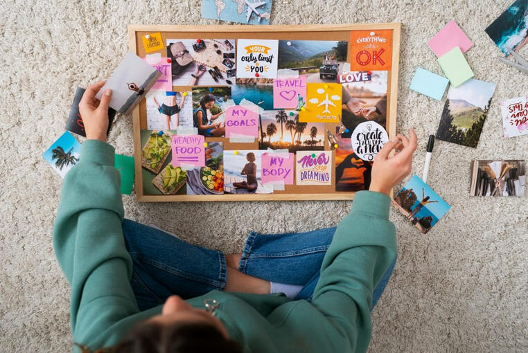 Perfecto para días soleados, ¡y para dejar volar la imaginación! Incluye: Abanico de papel o madera, pinturas o marcadores, stickers y brillantina Edad sugerida: 5 años en adelante Duración: 30-45 minutos Extras opcionales: Bolsita personalizada para guard